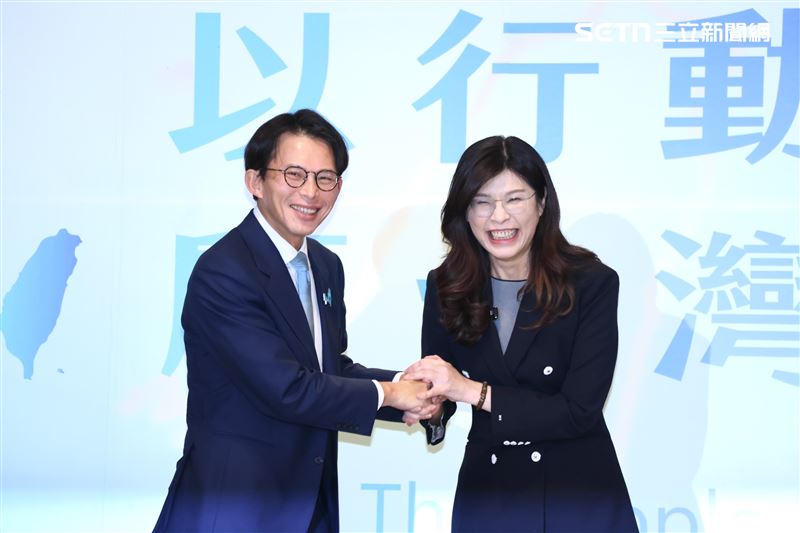 國民黨主席鄭麗文和民眾黨主席黃國昌談及2026的地方大選時，鄭麗文說，希望讓最強人當選，且在藍白合作過程中要良性競爭。（圖／記者鄭孟晃攝影）