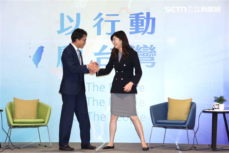 鄭黃會今（19）日登場，民眾黨主席黃國昌和國民黨主席鄭麗文互相談話。（圖／資料照）