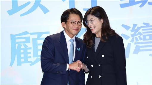 鄭麗文黃國昌燦笑合照　她：對台最大嘲諷