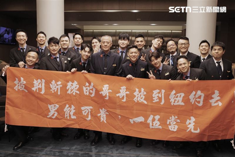 組員也分享布條上一伍，就是777機型15名客艙組員一個隊伍的雙關語。（圖／當班組員提供）