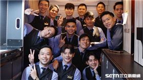 中華航空在11月13日CI012台北飛紐約、返程11月18日的航班上，罕見出現「全男性空服員」陣容。15名客艙組員一字排開、步伐整齊，走在桃園機場時吸引旅客側目，也在社群掀起熱議，被形容像「夢幻男團航班」。這也是華航首次出現全男性空服員的班組配置。（圖／當班組員提供）