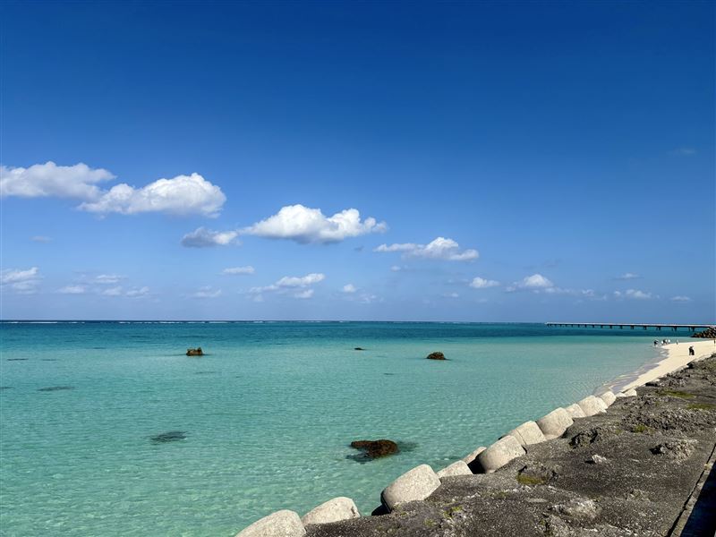 宮古島的湛藍清澈海水，堪稱「日本最美」。但隨著中日交惡，中國郵輪臨時取消靠岸行程，中國的遊客恐怕今後暫時無緣駐足。（圖／翻攝自X平台 @junglepocke10）