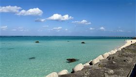 宮古島的湛藍清澈海水，堪稱「日本最美」。但隨著中日交惡，中國郵輪臨時取消靠岸行程，中國的遊客恐怕今後暫時無緣駐足。（圖／翻攝自X平台 @junglepocke10）