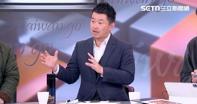 陳柏惟說鄭黃會送禮的背後心機，並以刀光劍影一詞形容。（圖／前進新台灣）