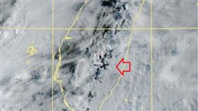 鄭明典指出，台灣上空的「X」現象其實是突出雲頂的山頭，提醒民眾注意夜間輻射冷卻。（圖／取自鄭明典臉書）