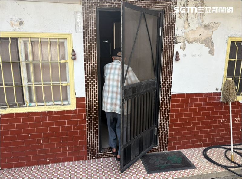 屏東萬巒一名9旬老翁忘了妻子不在了，跑到派出所報失蹤。（圖／翻攝畫面）