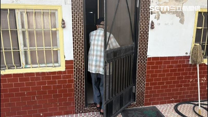 員警得知真相後幫忙聯繫唯一親戚，並護送老翁回家。（圖／翻攝畫面）