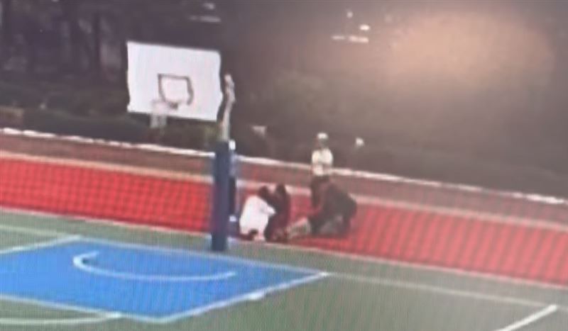 其他師長得知後立即前往操場替黃老師CPR。（圖／翻攝畫面）