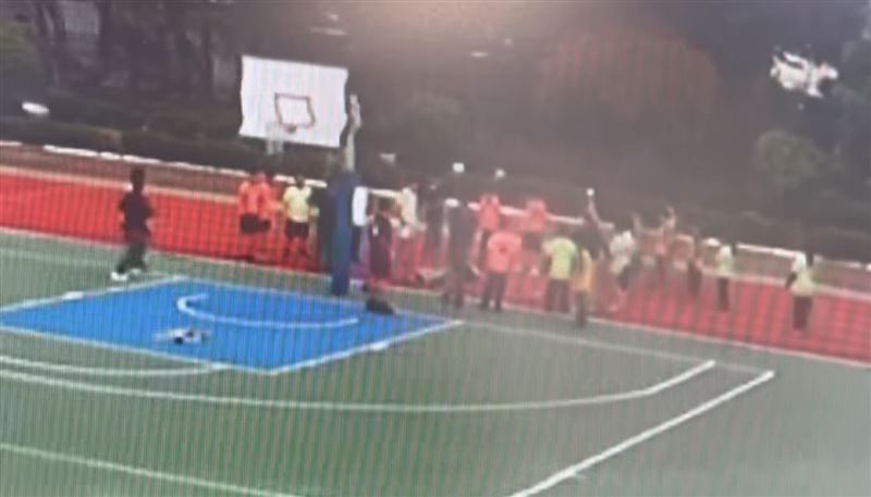 黃姓老師突然倒地，學生見狀立即跑去通報其他師長協助。（圖／翻攝畫面）