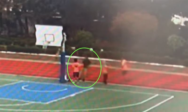 芬園國小一名黃姓老師上課時突然失去呼吸心跳，經師生合力救援救回一命。（圖／翻攝畫面）