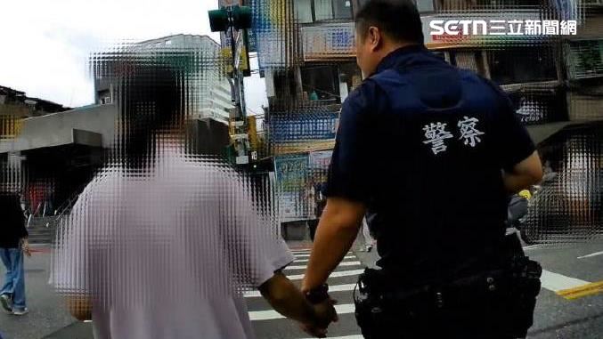 走不出聯考落榜創傷　她茫然佇立捷運站口