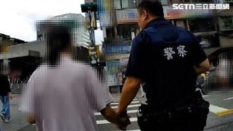 走不出聯考落榜創傷　她茫然佇立捷運站口