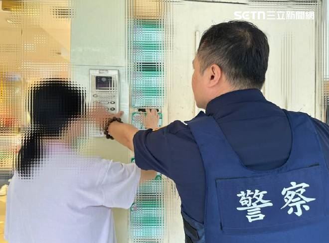 北市張女走不出聯考落榜的創傷，獨自佇立捷運站出口。（圖／翻攝畫面）