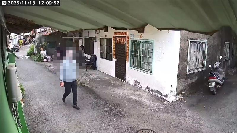 監視器拍下詭異男子，目前警方已在深入追查中。（圖／翻攝畫面）
