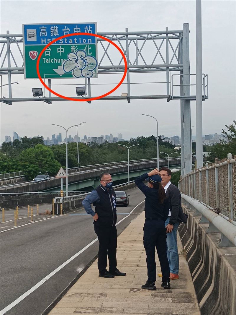 高鐵台中站外一處聯絡道路標指示牌遭塗鴉。（圖／翻攝畫面）