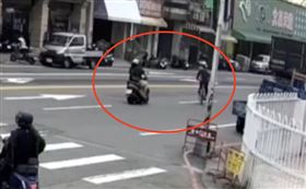 撞擊,台中,騎腳踏,鬼切,機車,煞不住,霧峰分局,大里區（圖／翻攝畫面）