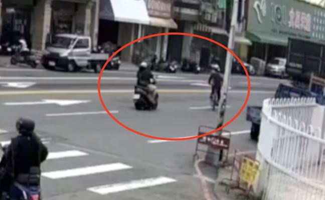 台中男突「鬼切」連衝2車道！遭機車擊落