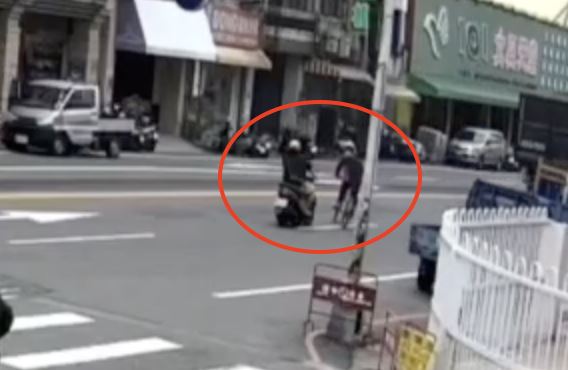 男子因不明原因突然「鬼切」往內側車道急切。（圖／翻攝畫面）