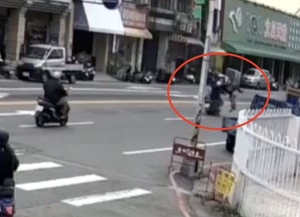 後方機車閃避不及撞上腳踏車，雙方駕駛皆慘摔受傷送醫。（圖／翻攝畫面）