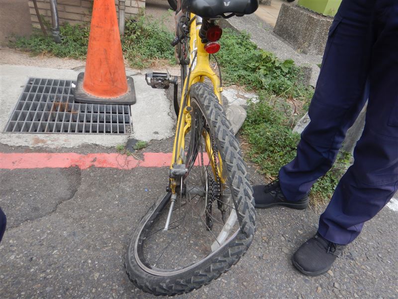 腳踏車遭機車撞上，嚴重毀損。（圖／翻攝畫面）