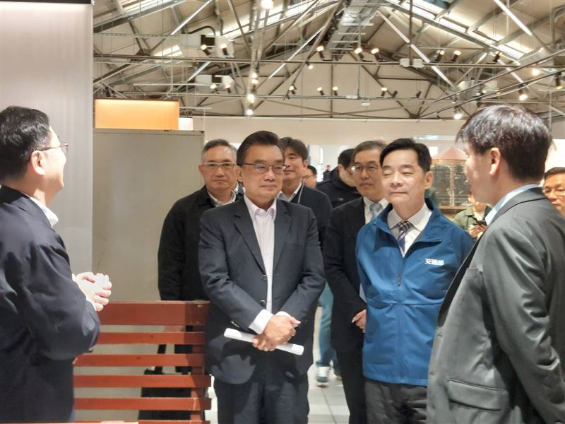 林國成委員、伍勝園次長考察國家鐵道博物館。（圖／交通部提供）