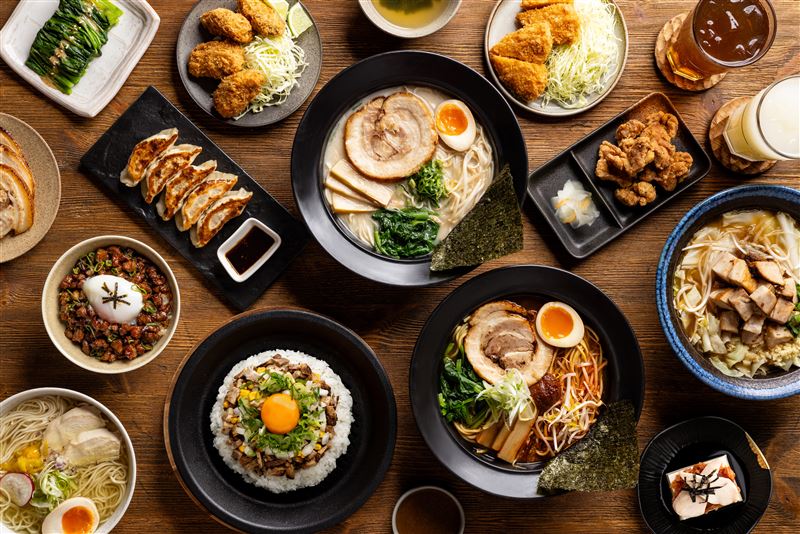 只要姓名中包含「樂、麵、屋、美、麗、華」任一同音字，出示身分證明文件，內用任點一碗拉麵，即可以5折加購「原味豚骨拉麵」。（圖／豆府餐飲集團提供）