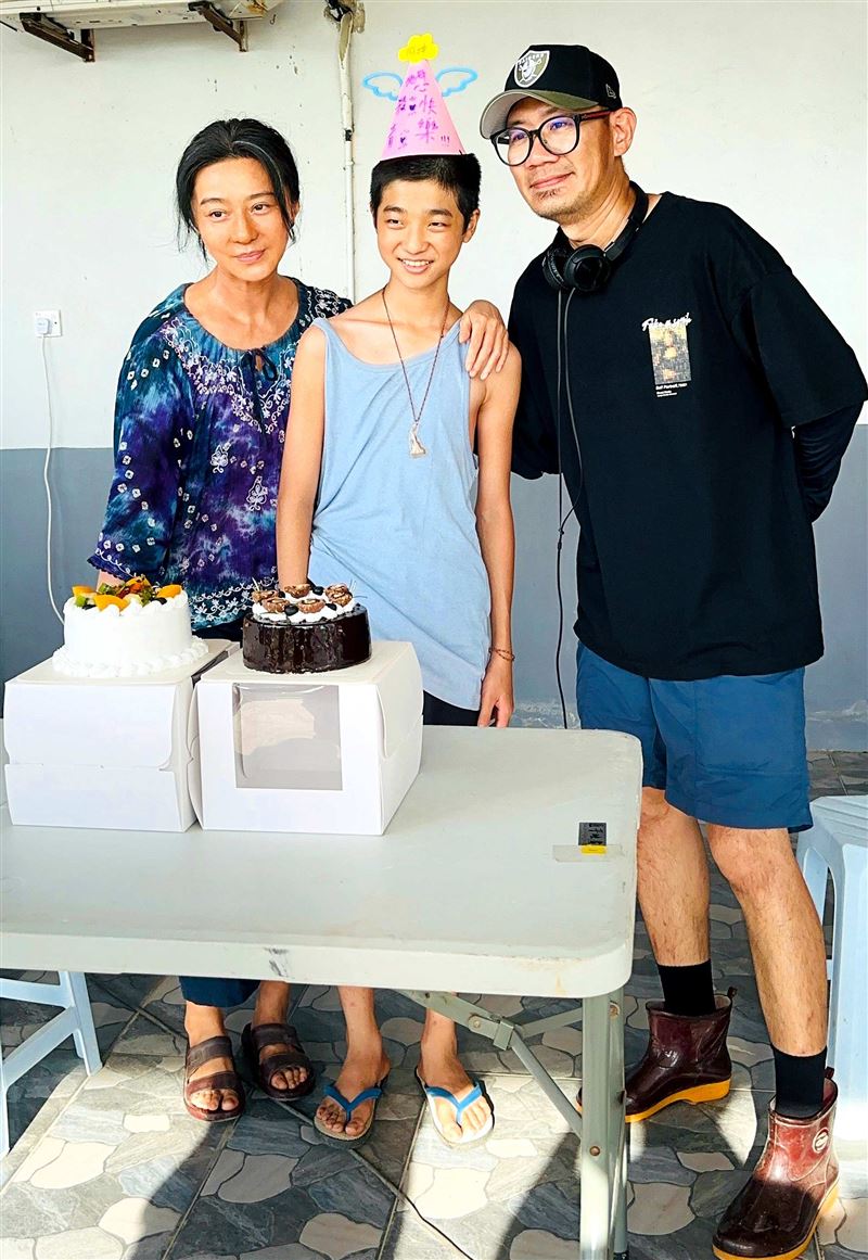 赤腳踩牛糞樂喊「有機」《地母》范冰冰遭爆連續七天不洗腳。（圖／海鵬影業提供）