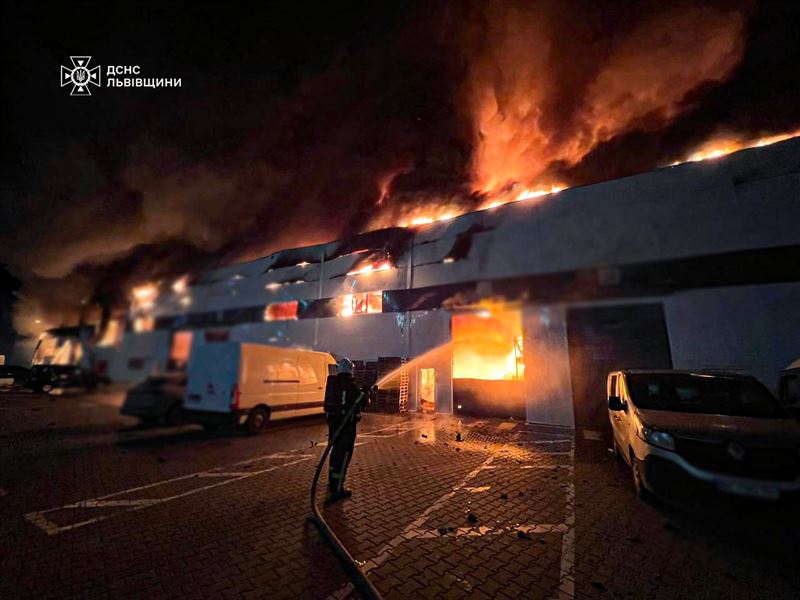 烏克蘭國家警察19日表示，俄羅斯以無人機和飛彈對烏克蘭各地發動攻擊，至少造成16人死亡、數十人受傷。（圖／翻攝自X平台 @ZelenskyyUa）