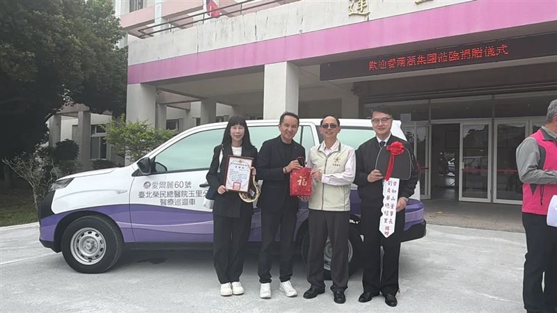 愛爾麗集團總裁常如山(左2)與總經理劉貞華(左1)一同參與捐贈儀式。（圖／愛爾麗提供）