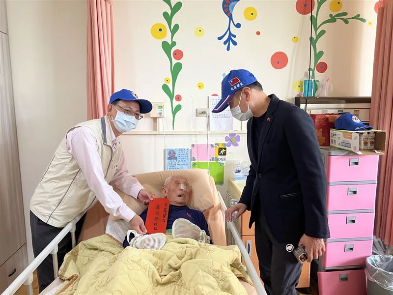 常如山探望102歲的榮民伯伯，感謝他過去對花蓮、台灣的貢獻，知道他想喜歡買彩券，趕緊將紅包獻上。（圖／愛爾麗提供）