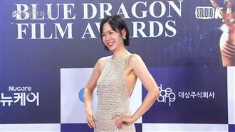 孫藝真短髮美翻！「辣露側胸」美背全開