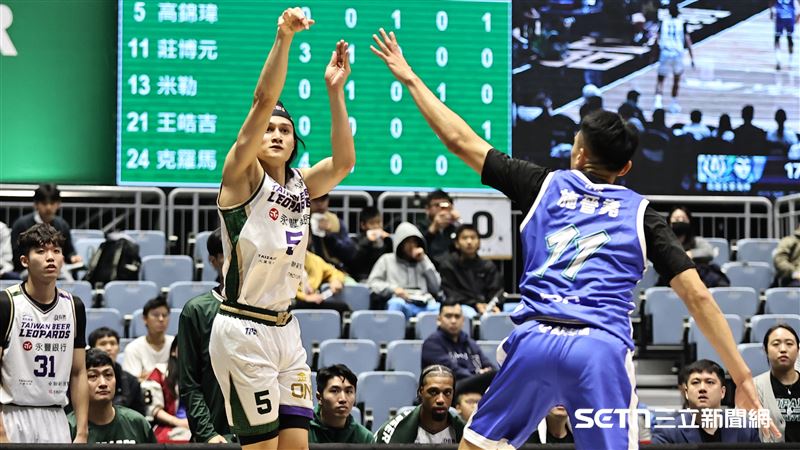 TPBL例行賽，台啤雲豹後衛高錦瑋三分線外出手。（圖／記者劉彥池攝影）