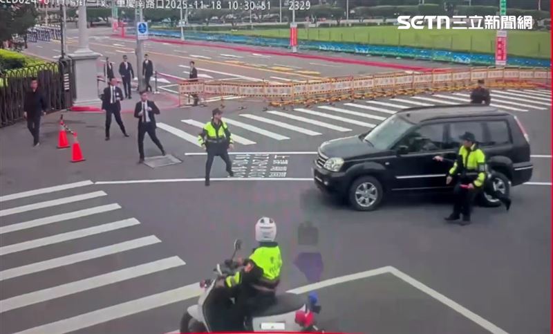 北市陳男開車直闖總統府側門管制區，險些影響到迎賓活動。（圖／翻攝畫面）