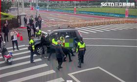 北市陳男開車直闖總統府側門管制區，險些影響到迎賓活動。（圖／翻攝畫面）