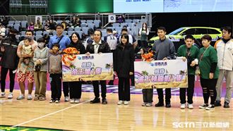 投進三分球送龍蝦　雲豹球員懂寵粉飆11顆