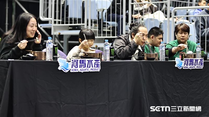 TPBL例行賽，台啤雲豹「豹吃海鮮」主題日，招待幸運球迷吃龍蝦。（圖／記者劉彥池攝影）