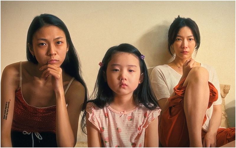 演員蔡淑臻（右起）、葉子綺、馬士媛在《左撇子女孩》裡的飾演一個母女家庭，彼此面對各自不同的人生課題。（圖／光年映畫提供）