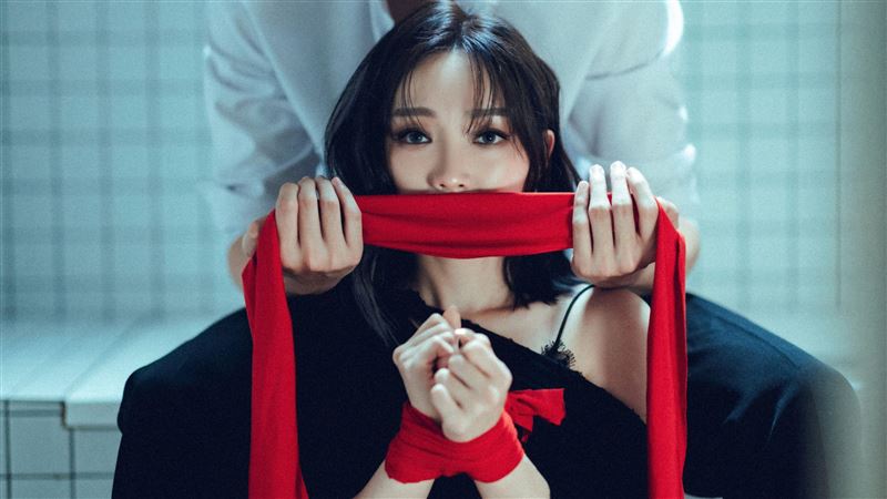 閻奕格纏綿小鮮肉演員!浴室大玩激情綑綁