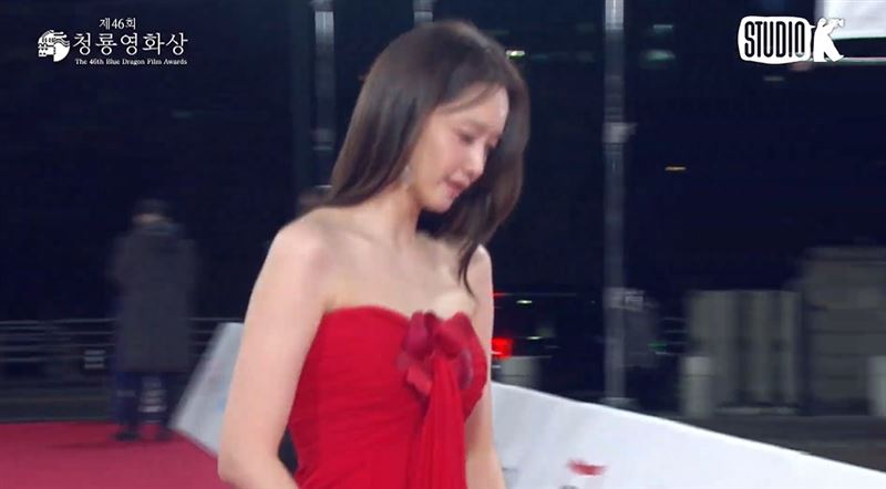 潤娥以一襲紅色禮服亮相。（圖／翻攝自KBS）