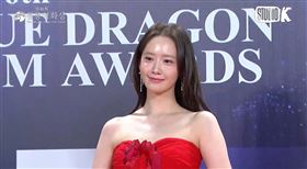 潤娥以一襲紅色禮服亮相。（圖／翻攝自KBS）