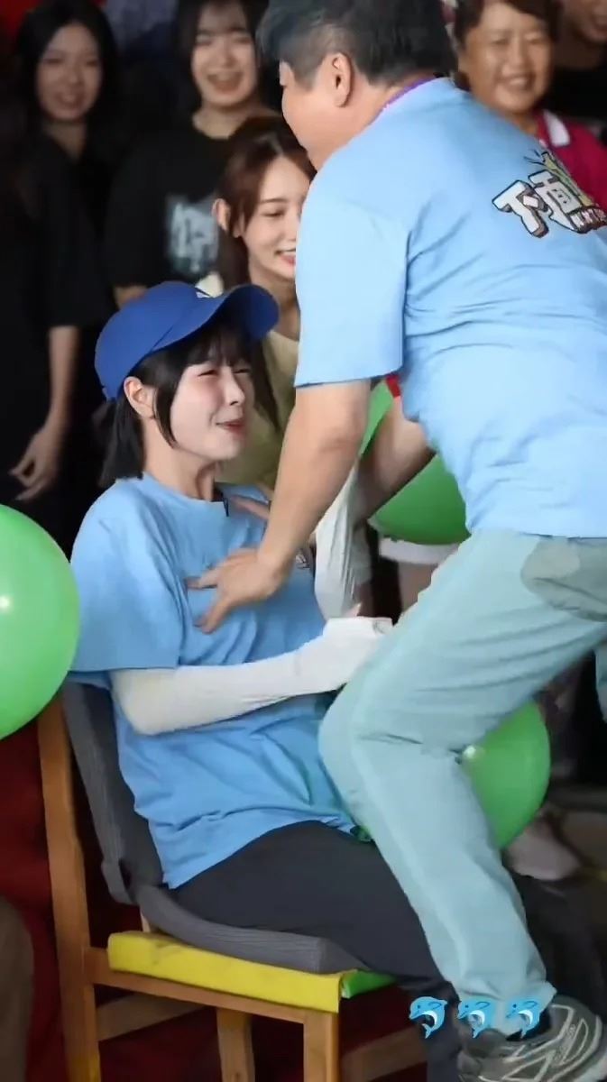 胡瓜在《綜藝大集合》玩坐氣球遊戲，不慎摸到助理主持籃籃胸部遭炎上。（圖／翻攝自Threads）