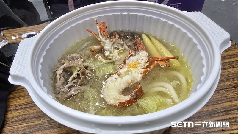 TPBL例行賽，台啤雲豹「豹吃海鮮」主題日，招待幸運球迷吃龍蝦。（圖／記者劉彥池攝影）