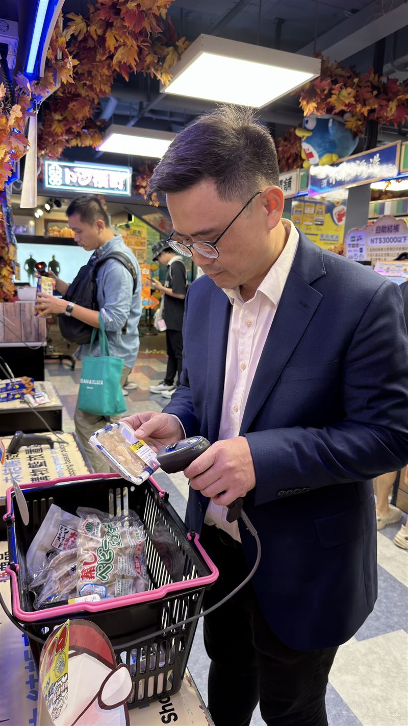 賴瑞隆買了整車的干貝等水產，支持日本挺台。（圖／賴瑞隆提供）