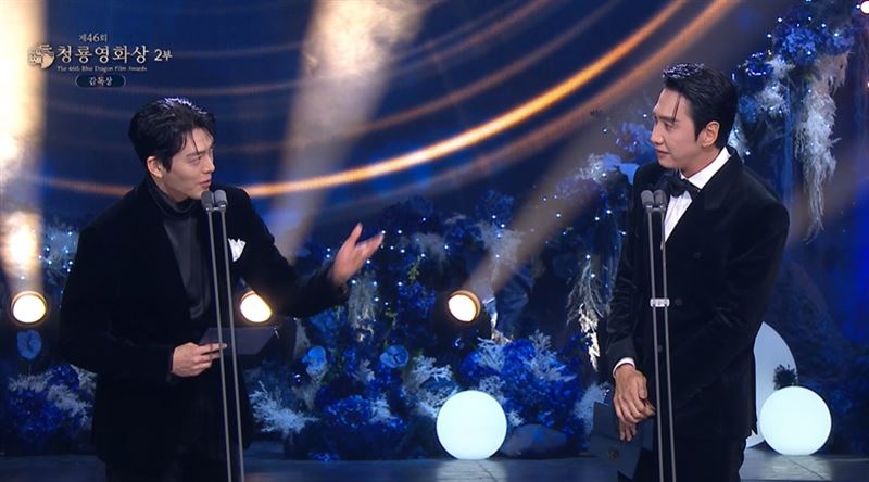 李光洙（右）與金宇彬一同擔任頒獎人。（圖／翻攝自KBS）