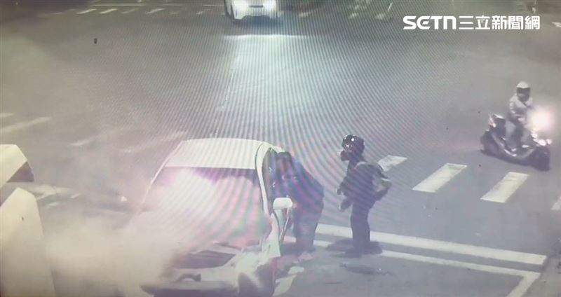 梁男肇事後受困車內，轎車引擎蓋竄出大量白煙，路過民眾破窗救援。（圖／翻攝畫面）