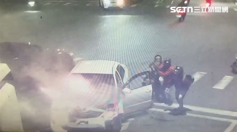 梁男被救出後，轎車引擎室竄出火光，隨後整輛車陷入火海。（圖／翻攝畫面）