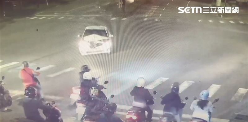梁男疑因未保持車距追撞公車，導致車輛失控衝入對向車道，又撞上另一輛機車。（圖／翻攝畫面）