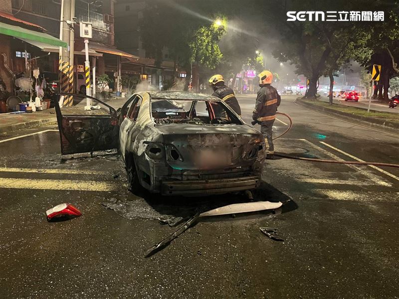消防隊到場撲滅火勢，轎車已燒得面目全非，只剩骨架。（圖／翻攝畫面）