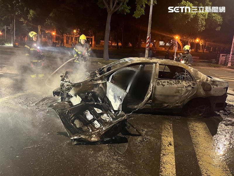 消防隊到場撲滅火勢，轎車已燒得面目全非，只剩骨架。（圖／翻攝畫面）