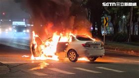 高雄,車禍,火燒車,追撞,公車,逆向,起火,小港（圖／民眾提供）